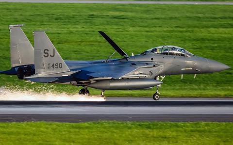 新品 USAF OKINAWA 空軍 プラック嘉手納①点41STairborne Fighter jet with missing wheel lands at Air Force base on